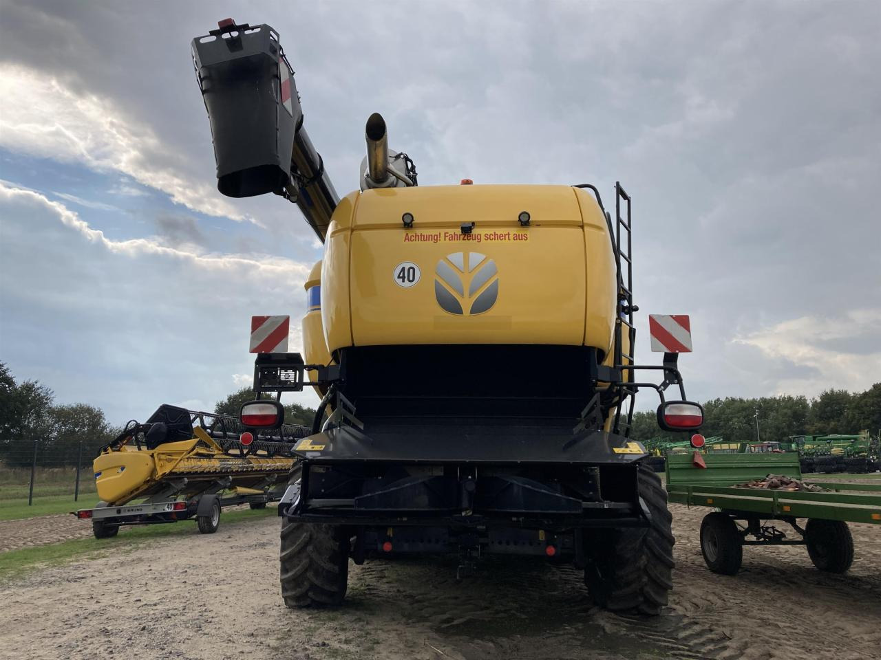 New Holland CX 8.90 - Moissonneuse-batteuse: photos 2 New Holland CX 8.90 - Moissonneuse-batteuse: photos 2