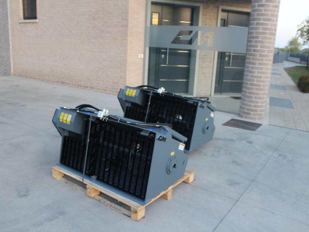 CM Crusher MIX 250 Mixing Bucket - Godet pour Mini chargeuse: photos 1 CM Crusher MIX 250 Mixing Bucket - Godet pour Mini chargeuse: photos 1
