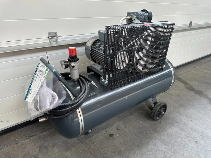 Airmec CRT102 + S Oliegesmeerde Zuigercompressor 2.5 PK 375 L / min 10 Bar Overstock - Compresseur d'air: photos 4 Airmec CRT102 + S Oliegesmeerde Zuigercompressor 2.5 PK 375 L / min 10 Bar Overstock - Compresseur d'air: photos 4