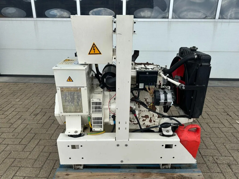 FG Wilson Lister Stamford 11.5 kVA generatorset - Groupe électrogène: photos 1 FG Wilson Lister Stamford 11.5 kVA generatorset - Groupe électrogène: photos 1