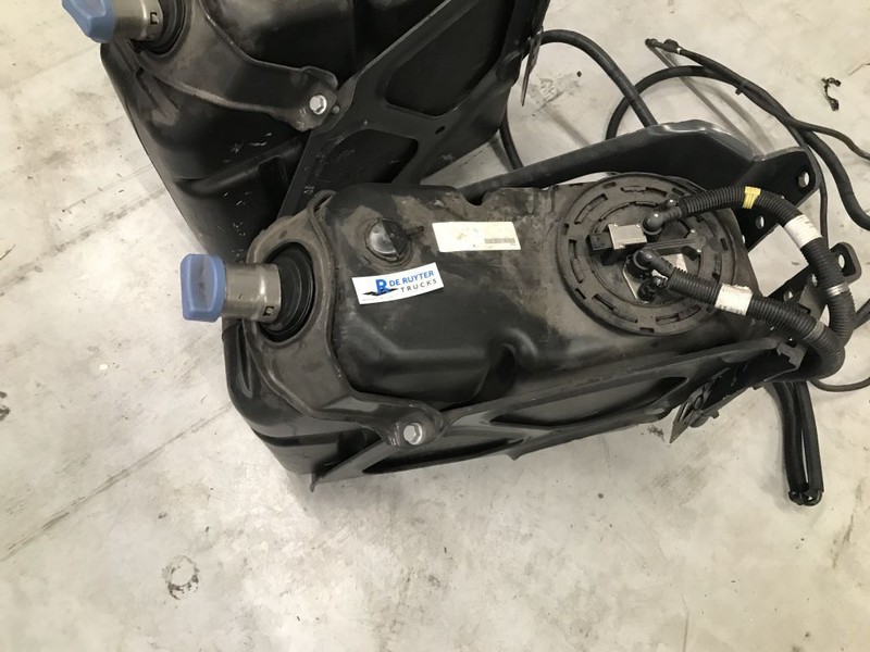 Mercedes-Benz Ad-blue tank met vlotter en steun - AdBlue réservoir pour Camion: photos 2 Mercedes-Benz Ad-blue tank met vlotter en steun - AdBlue réservoir pour Camion: photos 2