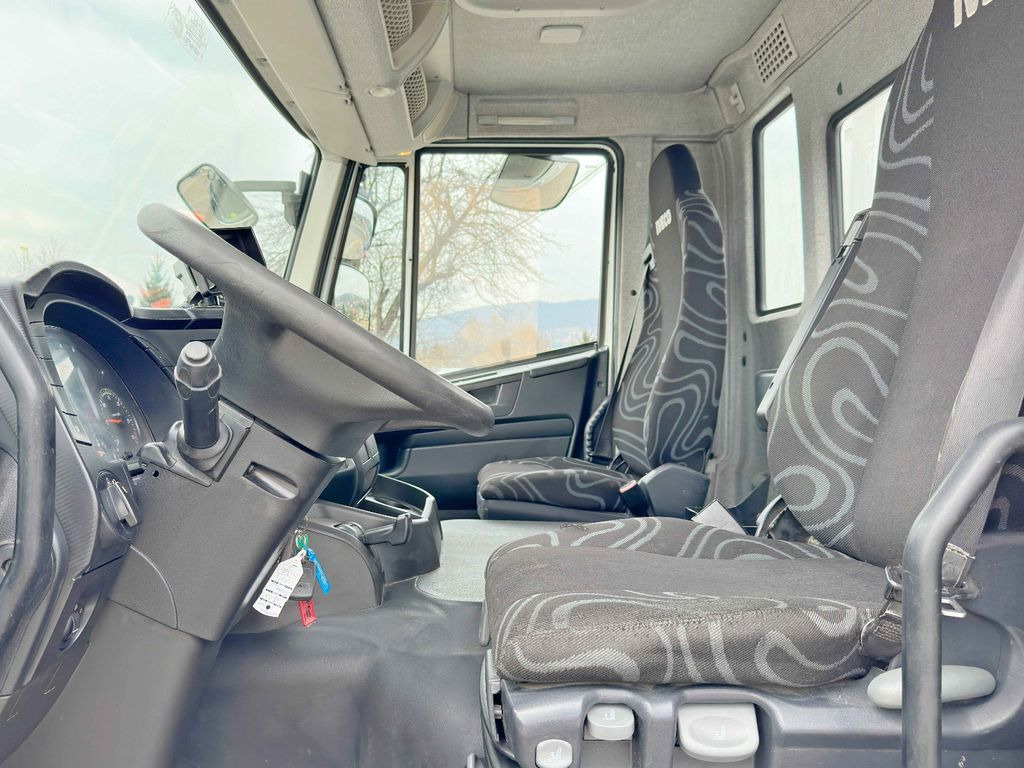 Photo d'intérieur 1: Camion grue, Camion plateau Iveco TRAKKER 360 * PRITSCHE 6,80* PK 16002 B+FUNK*6x4 Iveco TRAKKER 360 * PRITSCHE 6,80* PK 16002 B+FUNK*6x4