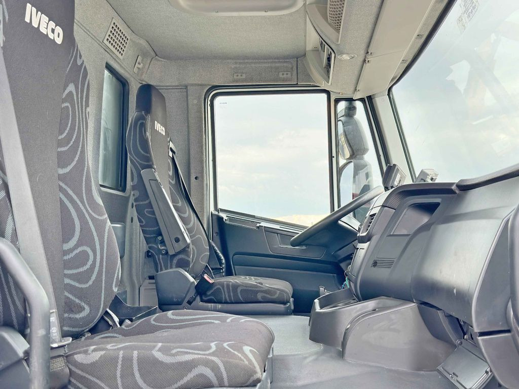 Photo d'intérieur 2: Camion grue, Camion plateau Iveco TRAKKER 360 * PRITSCHE 6,80* PK 16002 B+FUNK*6x4 Iveco TRAKKER 360 * PRITSCHE 6,80* PK 16002 B+FUNK*6x4