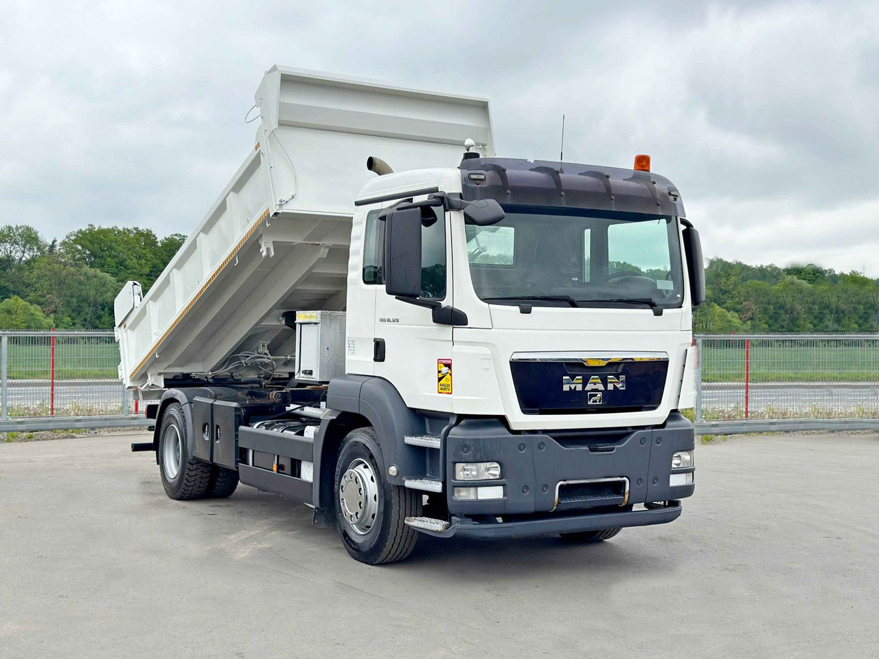 MAN TGS 18.320 * KIPPER 4,95m + BORDMATIC*TOPZUSTAND - Camion benne, Camion grue: photos 2 MAN TGS 18.320 * KIPPER 4,95m + BORDMATIC*TOPZUSTAND - Camion benne, Camion grue: photos 2
