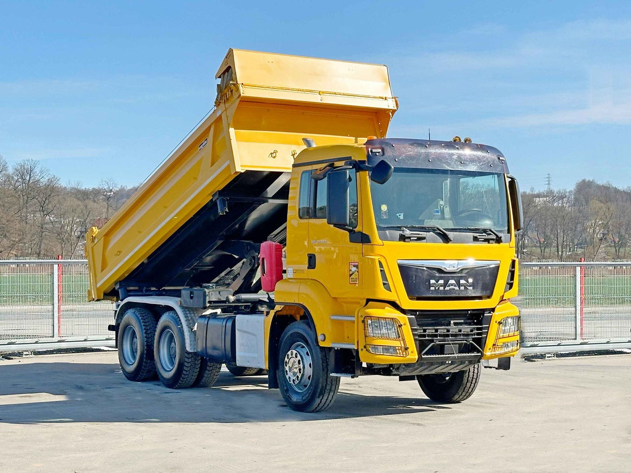 MAN TGS 33.440 * KIPPER 5,20 m + BORDMATIC * 6x4 - Camion benne, Camion grue: photos 1 MAN TGS 33.440 * KIPPER 5,20 m + BORDMATIC * 6x4 - Camion benne, Camion grue: photos 1