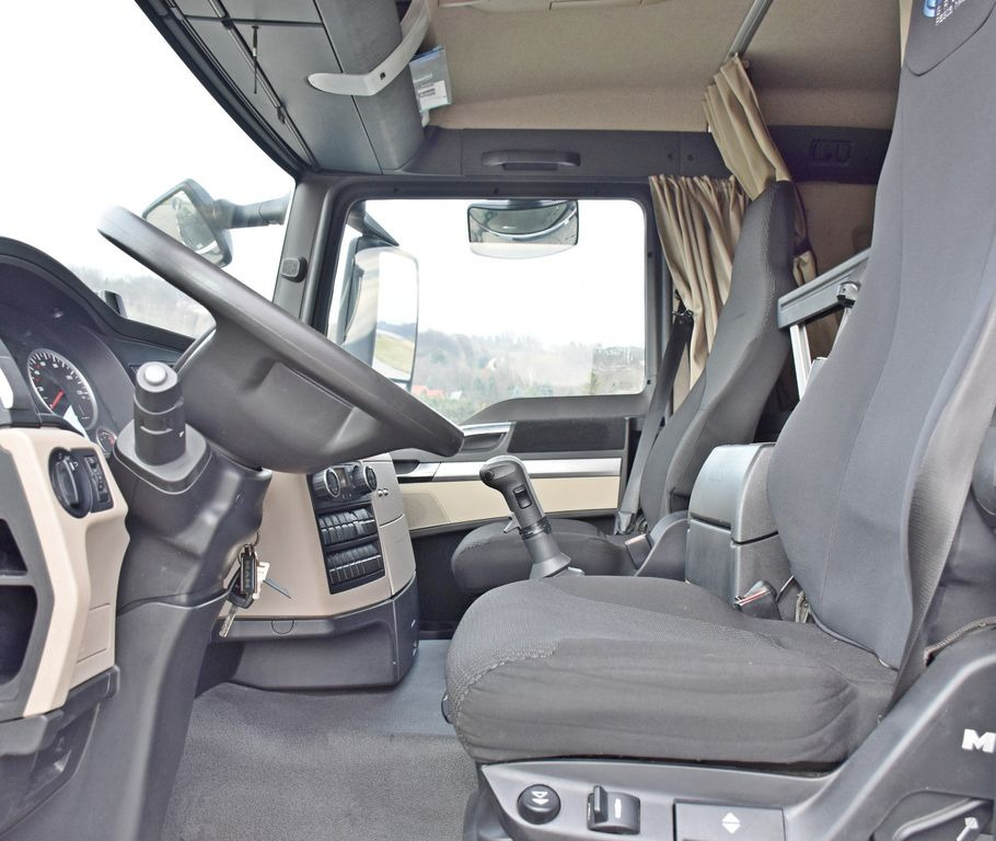 Photo d'intérieur 1: Tracteur routier MAN TGS 18.500 Sattelzugmaschine + KRAN/FUNK MAN TGS 18.500 Sattelzugmaschine + KRAN/FUNK Photo d'intérieur 1: Tracteur routier MAN TGS 18.500 Sattelzugmaschine + KRAN/FUNK MAN TGS 18.500 Sattelzugmaschine + KRAN/FUNK