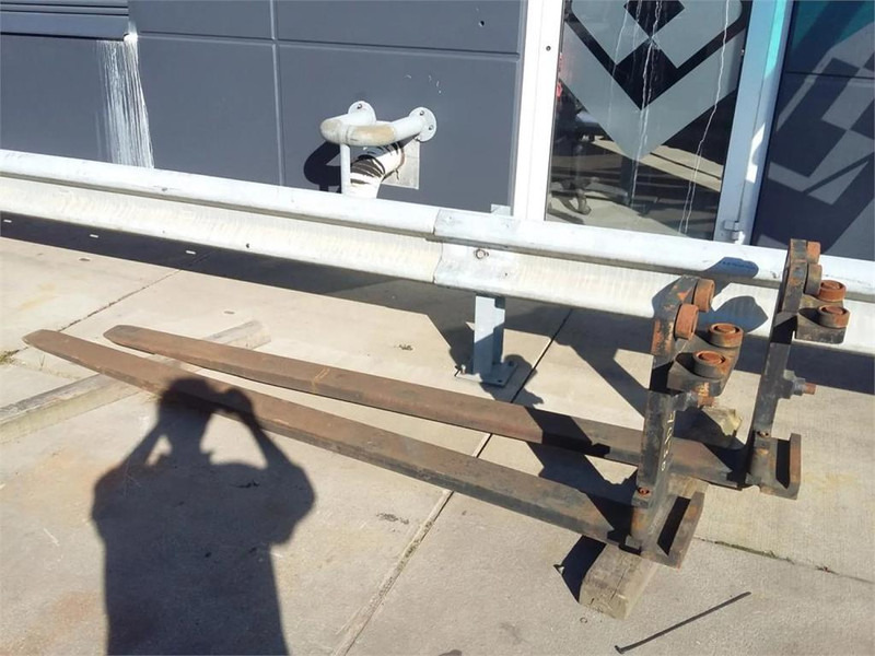 Kalmar ROLL-TYPE 2440X125X50 - Fourches pour Matériel de manutention: photos 1 Kalmar ROLL-TYPE 2440X125X50 - Fourches pour Matériel de manutention: photos 1