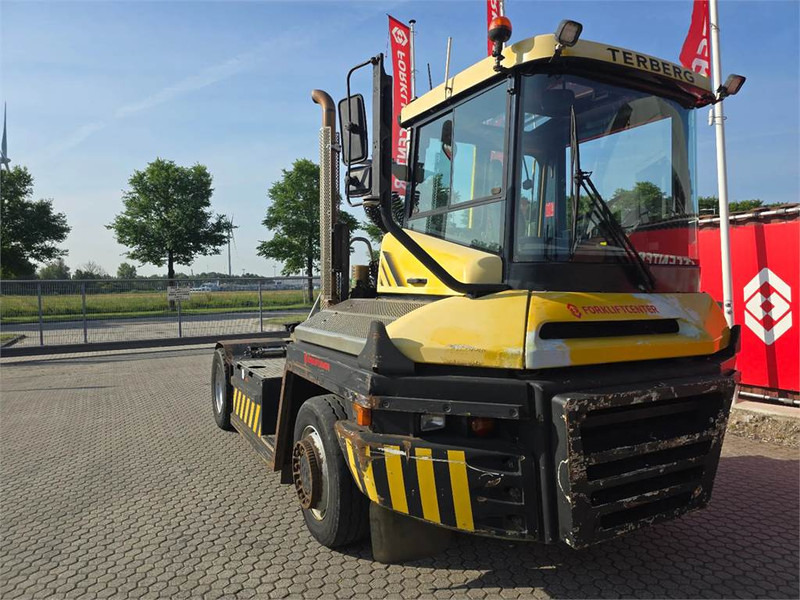 Terberg RT223 4x4 - Tracteur portuaire: photos 1 Terberg RT223 4x4 - Tracteur portuaire: photos 1