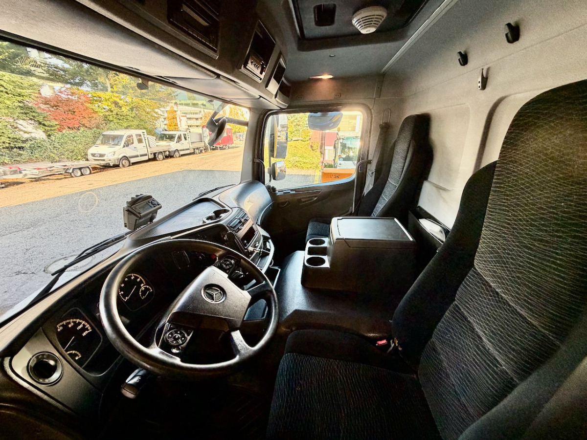 MERCEDES 1224 L - Camion à rideaux coulissants: photos 4 MERCEDES 1224 L - Camion à rideaux coulissants: photos 4