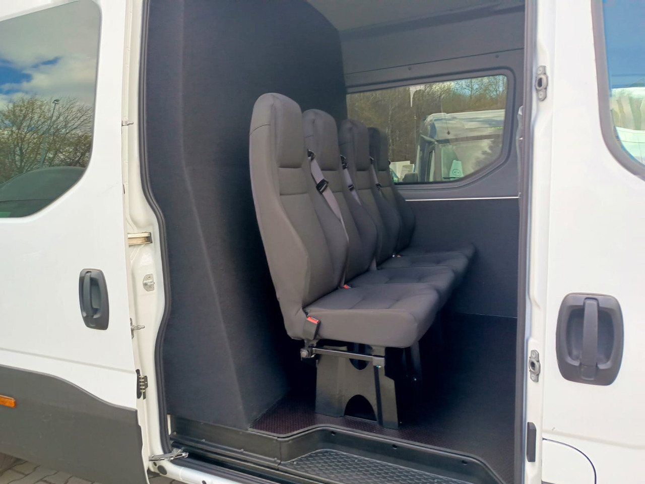 IVECO Daily 35 180 7-Sitzer - Transport de personnes, Utilitaire double cabine: photos 1 IVECO Daily 35 180 7-Sitzer - Transport de personnes, Utilitaire double cabine: photos 1