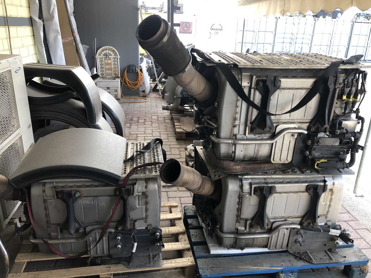 EXHAUST AFTERTREATMENT EURO6-EURO5 MERCEDES ACTROS MP4 - Collecteur d'échappement pour Camion: photos 5 EXHAUST AFTERTREATMENT EURO6-EURO5 MERCEDES ACTROS MP4 - Collecteur d'échappement pour Camion: photos 5