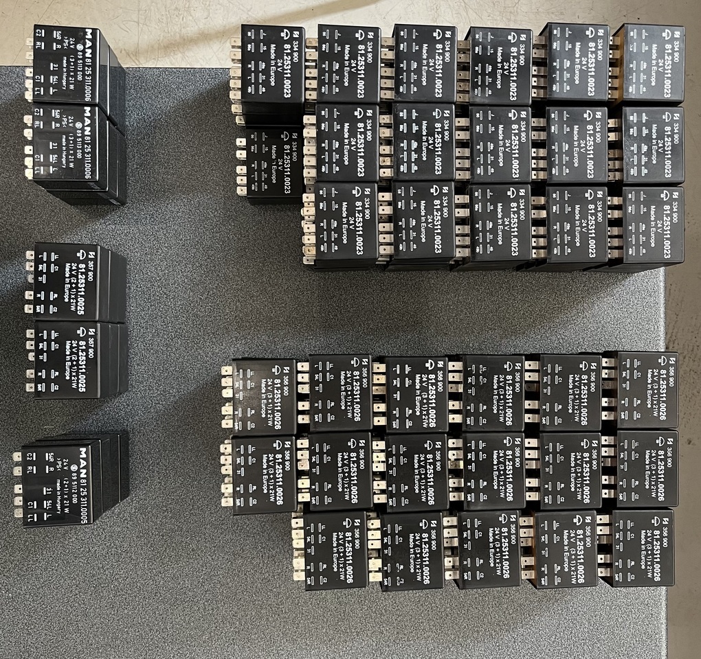 FLASHING-WIPING PULSE UNIT MAN F90,F2000 - Système électrique pour Camion: photos 1 FLASHING-WIPING PULSE UNIT MAN F90,F2000 - Système électrique pour Camion: photos 1