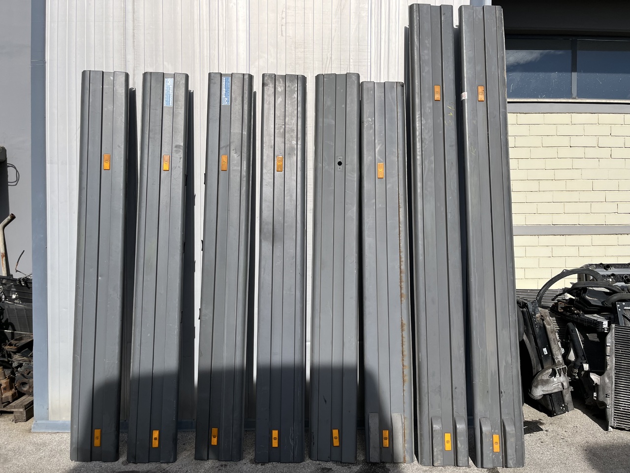 LATERAL UNDERRUN PROTECTION,PROTECTIVE RAIL,SIDE PANELLING, LEFT AND RIGHT MERCEDES-BENZ ATEGO - Aérodynamique/ Spoilers pour Camion: photos 1 LATERAL UNDERRUN PROTECTION,PROTECTIVE RAIL,SIDE PANELLING, LEFT AND RIGHT MERCEDES-BENZ ATEGO - Aérodynamique/ Spoilers pour Camion: photos 1