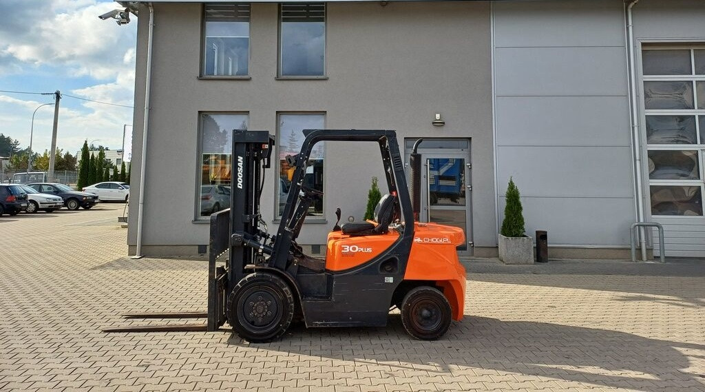 Doosan D30 GP PLUS - Chariot élévateur diesel: photos 1 Doosan D30 GP PLUS - Chariot élévateur diesel: photos 1