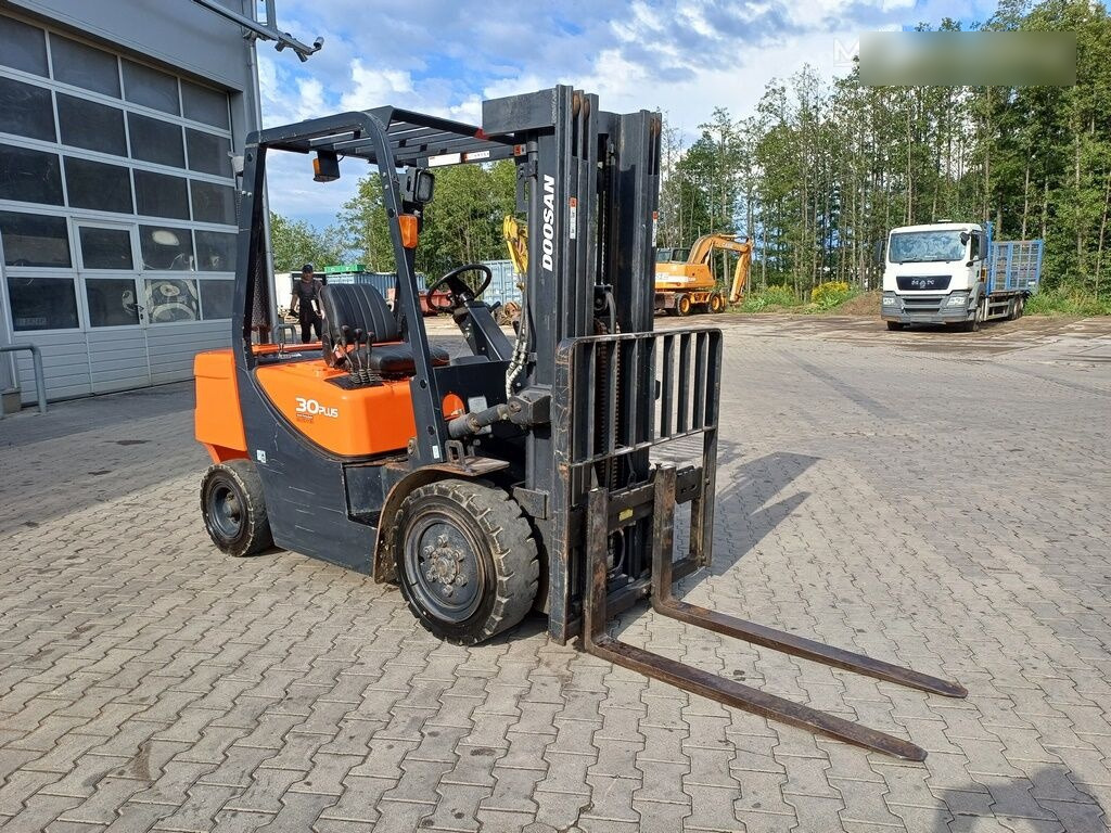 Doosan D30 GP PLUS - Chariot élévateur diesel: photos 2 Doosan D30 GP PLUS - Chariot élévateur diesel: photos 2