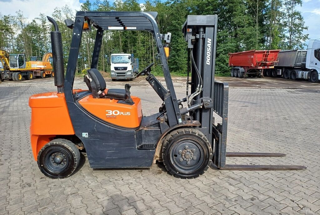 Doosan D30 GP PLUS - Chariot élévateur diesel: photos 3 Doosan D30 GP PLUS - Chariot élévateur diesel: photos 3