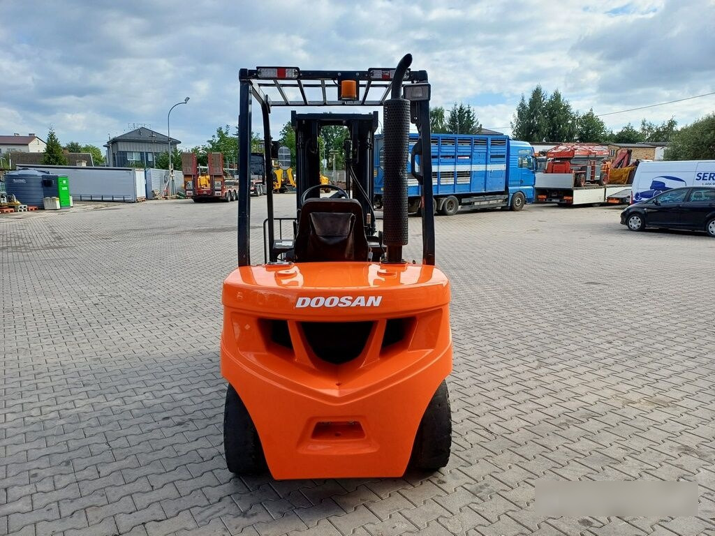 Doosan D30 GP PLUS - Chariot élévateur diesel: photos 5 Doosan D30 GP PLUS - Chariot élévateur diesel: photos 5