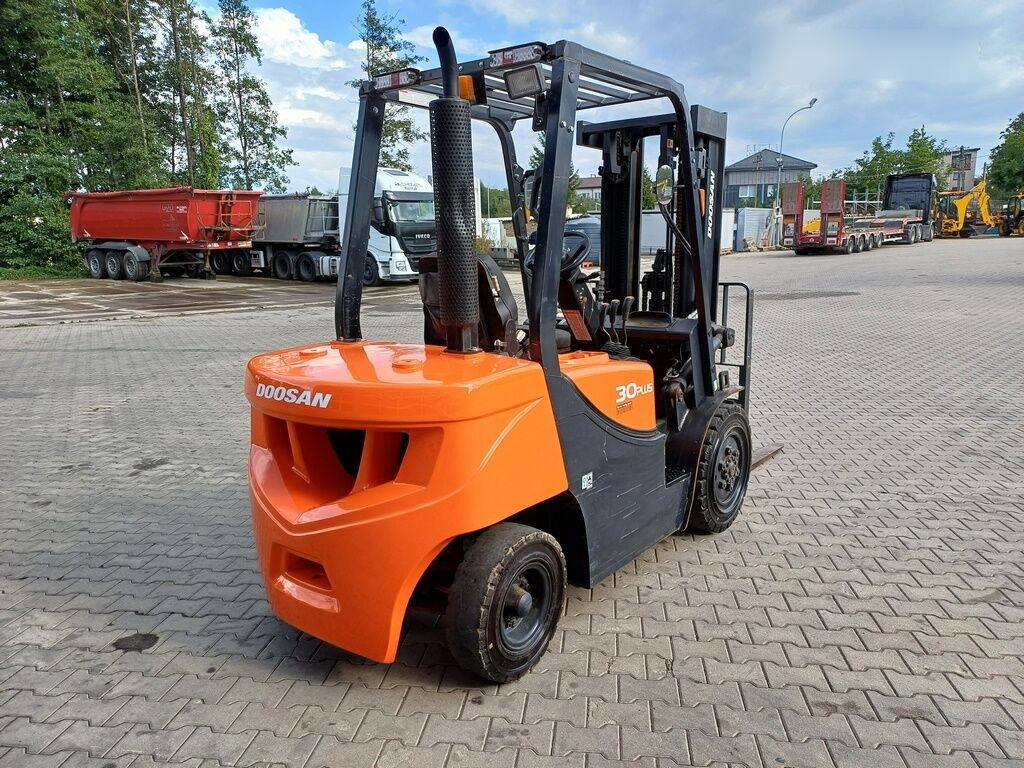 Doosan D30 GP PLUS - Chariot élévateur diesel: photos 4 Doosan D30 GP PLUS - Chariot élévateur diesel: photos 4