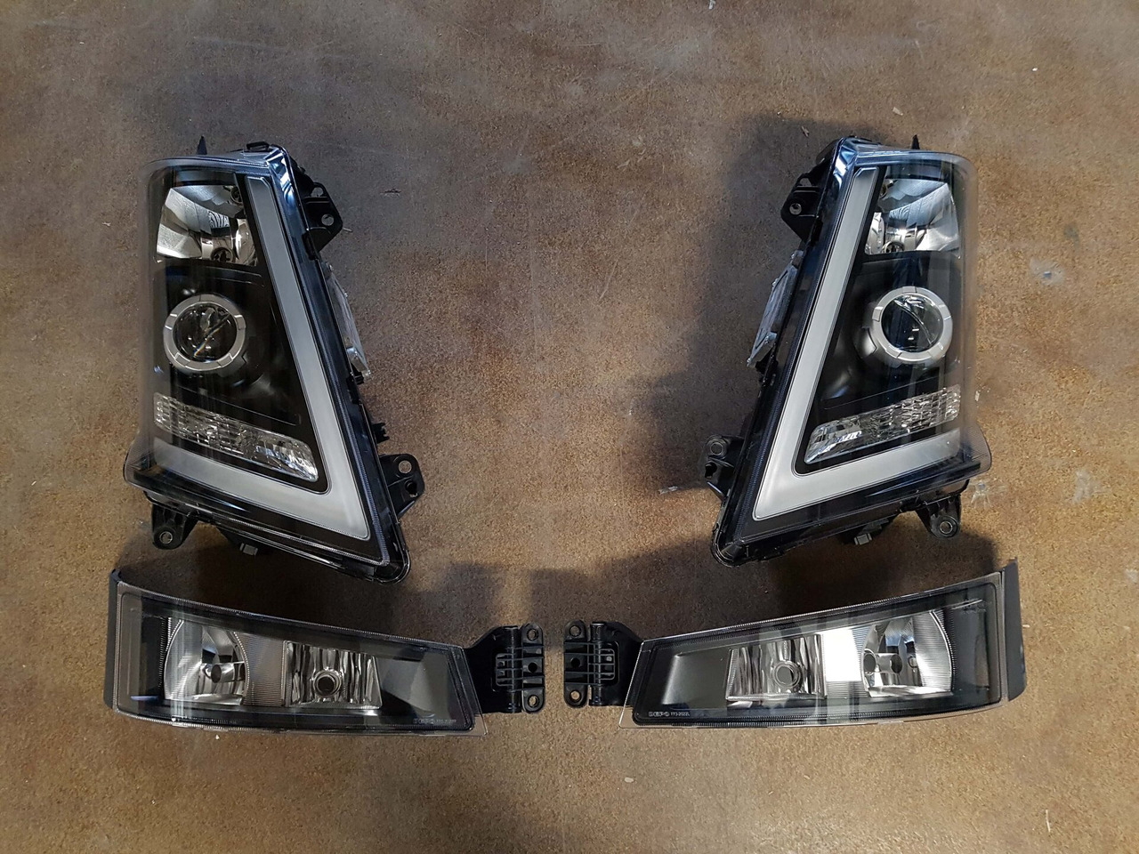 COMPLETE SET VOOR VOLVO FH4 (FH16 LOOK) DEPO XENON KOPLAMPEN + MISTLAMPEN LINKS EN RECHTS. 000126 - Feu anti-brouillard pour Camion: photos 1 COMPLETE SET VOOR VOLVO FH4 (FH16 LOOK) DEPO XENON KOPLAMPEN + MISTLAMPEN LINKS EN RECHTS. 000126 - Feu anti-brouillard pour Camion: photos 1