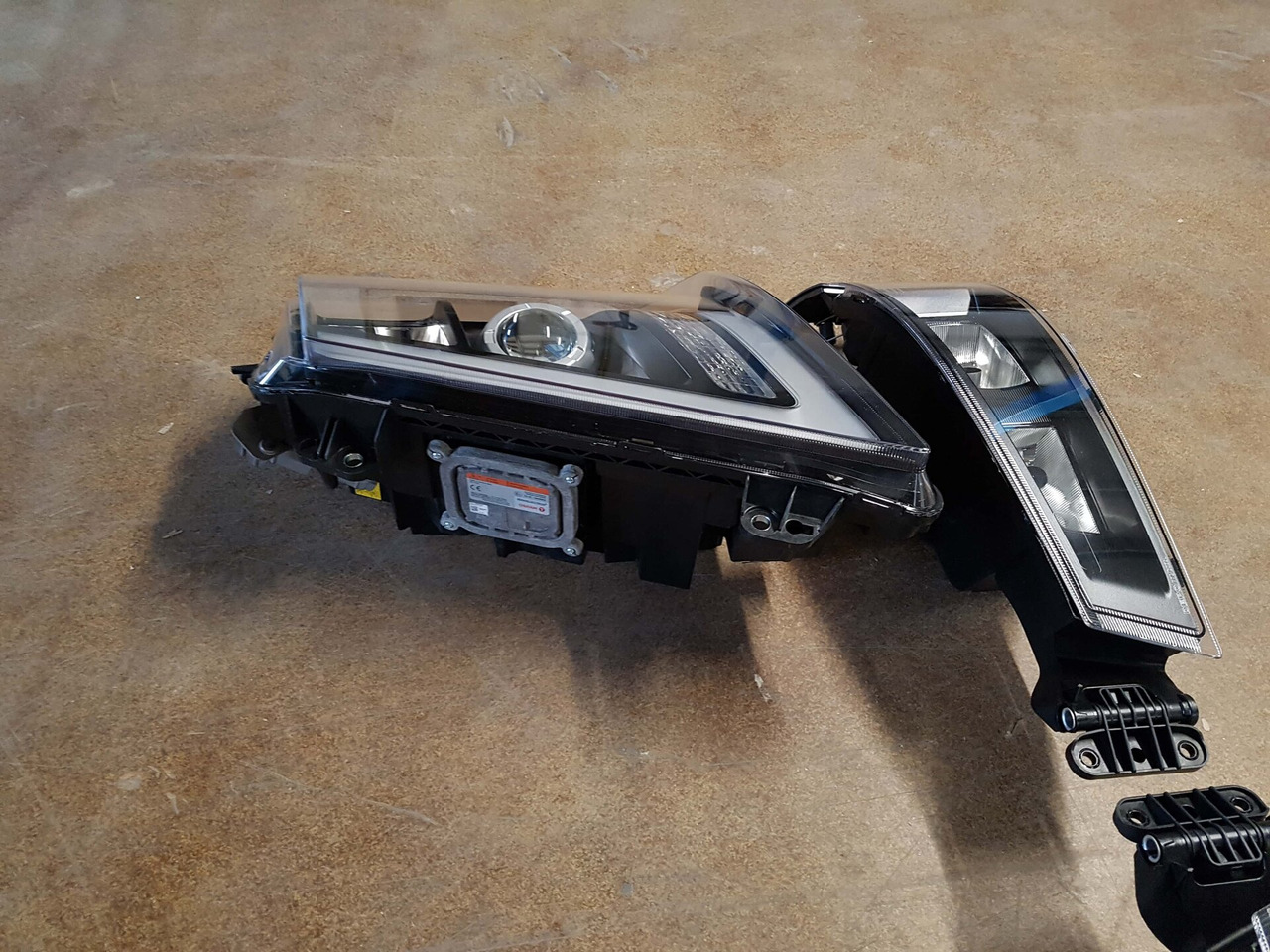 COMPLETE SET VOOR VOLVO FH4 (FH16 LOOK) DEPO XENON KOPLAMPEN + MISTLAMPEN LINKS EN RECHTS. 000126 - Feu anti-brouillard pour Camion: photos 3 COMPLETE SET VOOR VOLVO FH4 (FH16 LOOK) DEPO XENON KOPLAMPEN + MISTLAMPEN LINKS EN RECHTS. 000126 - Feu anti-brouillard pour Camion: photos 3