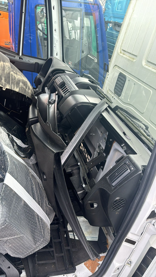 IVECO EUROCARGO 150-280 EURO 5-6 CABIN 4X2 NEW AUTOMATIC 000135A - Cabine pour Camion: photos 4 IVECO EUROCARGO 150-280 EURO 5-6 CABIN 4X2 NEW AUTOMATIC 000135A - Cabine pour Camion: photos 4