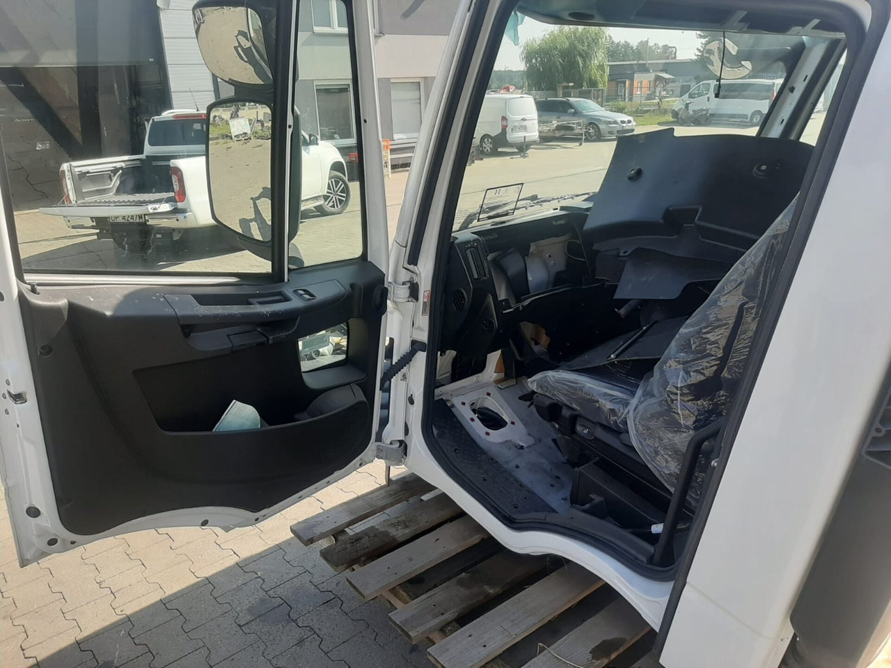 IVECO EUROCARGO 150-280 EURO 5-6 CABINE 4X4 NIEUW HANDMATIG 000135 - Cabine pour Camion: photos 2 IVECO EUROCARGO 150-280 EURO 5-6 CABINE 4X4 NIEUW HANDMATIG 000135 - Cabine pour Camion: photos 2