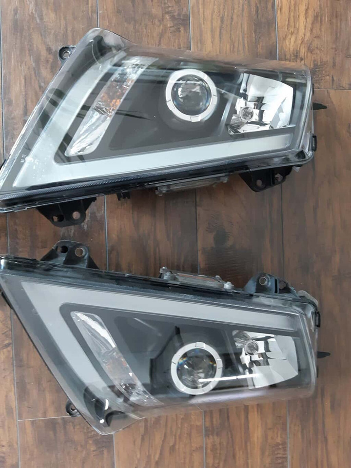 VOLVO FH4 XENON KOPLAMP RE 21221145U/LI 21221146U FH16 LOOK - Feu avant pour Camion: photos 1 VOLVO FH4 XENON KOPLAMP RE 21221145U/LI 21221146U FH16 LOOK - Feu avant pour Camion: photos 1
