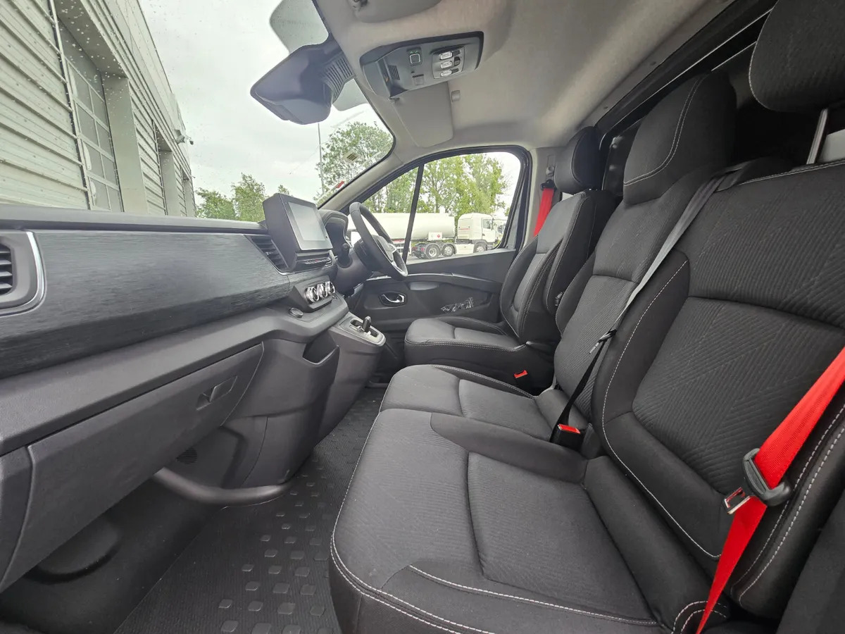 Fourgon utilitaire neuf NEW Renault Trafic Exclusive 170BHP/150BHP Auto Highland Silver: photos 9