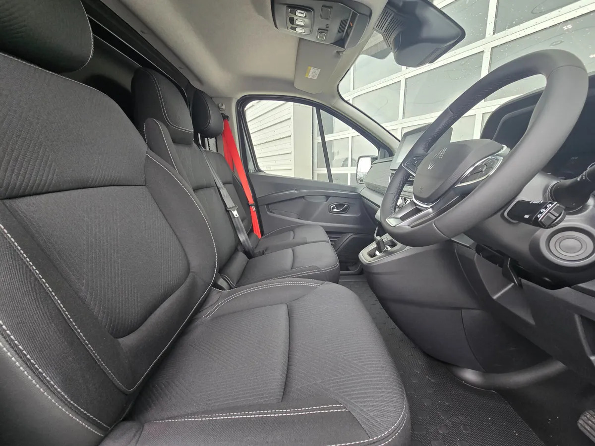 Fourgon utilitaire neuf NEW Renault Trafic Exclusive 170BHP/150BHP Auto Highland Silver: photos 7