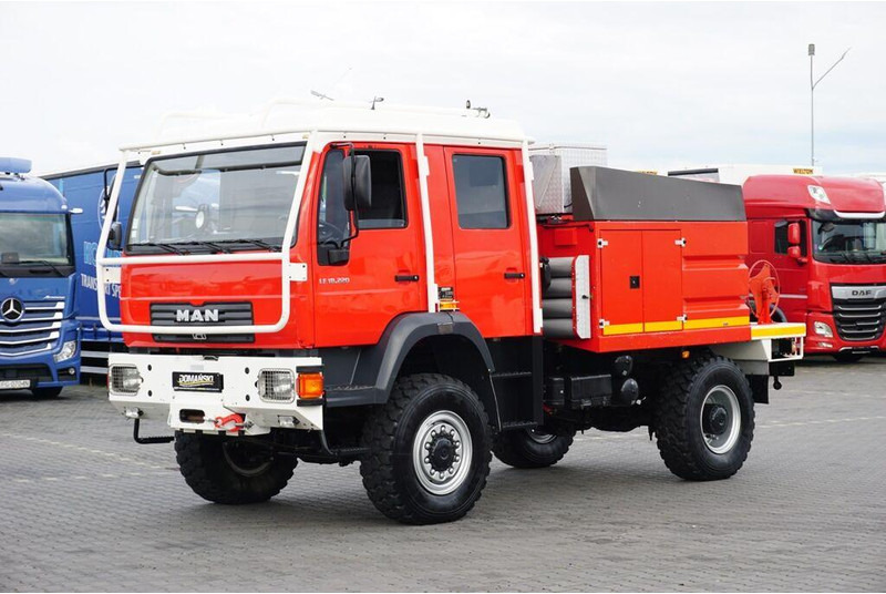 MAN / LE 220 / 4 X 4 / DOKA / STRAŻ POZARNA - Camion de pompier: photos 1 MAN / LE 220 / 4 X 4 / DOKA / STRAŻ POZARNA - Camion de pompier: photos 1