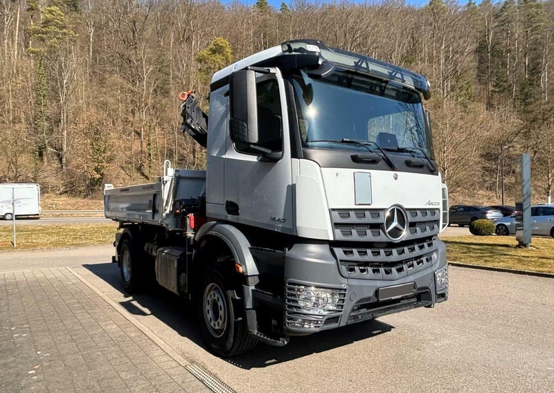 Mercedes-Benz Arocs 1840 - 3 way tipper truck + crane - Camion benne, Camion grue: photos 2 Mercedes-Benz Arocs 1840 - 3 way tipper truck + crane - Camion benne, Camion grue: photos 2