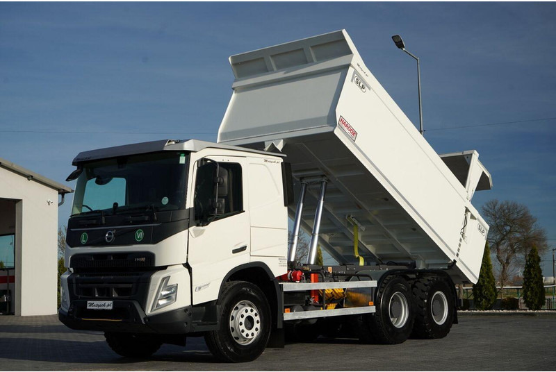 Volvo FMX 550 / 6x4 / WYWROTKA / WOZIDŁO / HARDOX / HYDRAULICZNA KLAPA - Camion benne: photos 1 Volvo FMX 550 / 6x4 / WYWROTKA / WOZIDŁO / HARDOX / HYDRAULICZNA KLAPA - Camion benne: photos 1