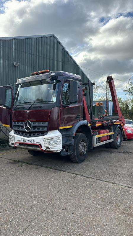 Mercedes Arocs1824 Ton Skip loader Arocs 1824 Skip Loader - Camion multibenne: photos 1 Mercedes Arocs1824 Ton Skip loader Arocs 1824 Skip Loader - Camion multibenne: photos 1