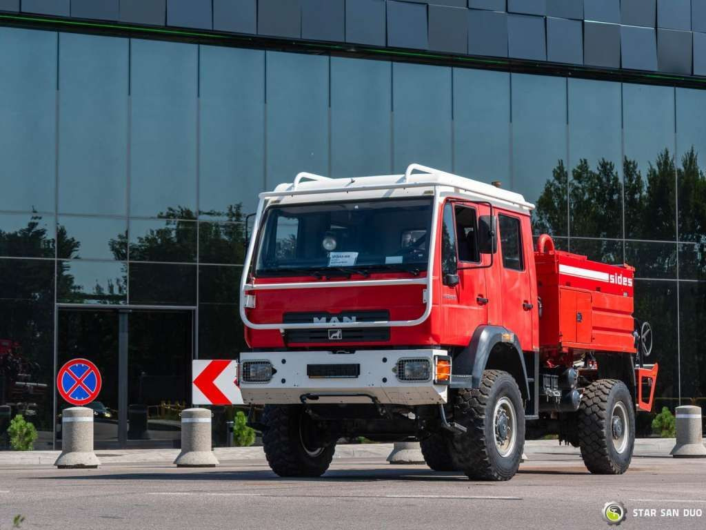 MAN LE220B 4x4 E Fire Truck Feuerwehr - Camion: photos 2 MAN LE220B 4x4 E Fire Truck Feuerwehr - Camion: photos 2