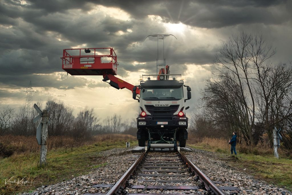 Iveco TRAKER 4x4 RAIL ROAD PALFINGER SCHIENEN TWO WAY - Camion avec nacelle: photos 3 Iveco TRAKER 4x4 RAIL ROAD PALFINGER SCHIENEN TWO WAY - Camion avec nacelle: photos 3