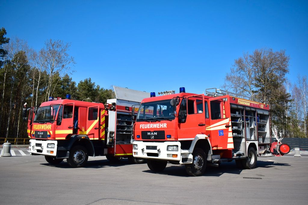 MAN 4x4 Firetruck Feuerwehr DOKA Expedition Camper - Camion de pompier: photos 3 MAN 4x4 Firetruck Feuerwehr DOKA Expedition Camper - Camion de pompier: photos 3