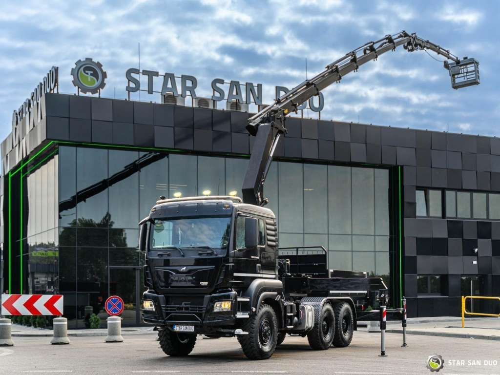 MAN TGS 26.420 6x6 HMF 3000 K6 Fly Jib Crane Basket - Camion grue: photos 1 MAN TGS 26.420 6x6 HMF 3000 K6 Fly Jib Crane Basket - Camion grue: photos 1