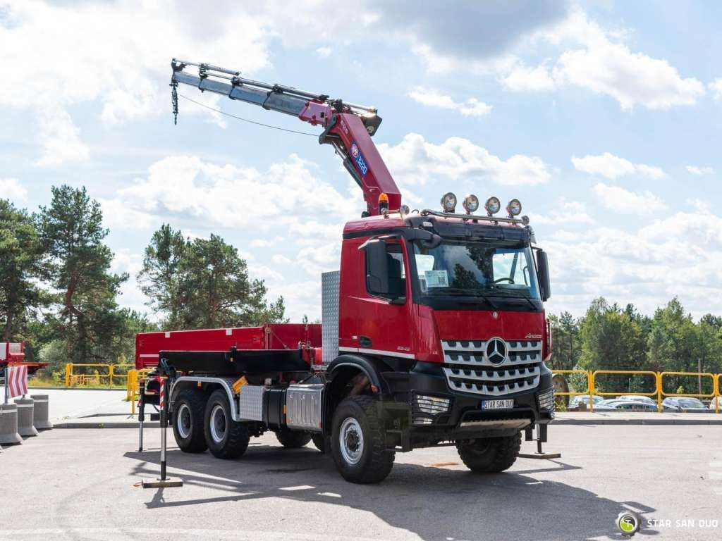 Mercedes-Benz AROCS 3345 6x6 HMF 3220 Winch Crane Tipper - Camion benne: photos 2 Mercedes-Benz AROCS 3345 6x6 HMF 3220 Winch Crane Tipper - Camion benne: photos 2
