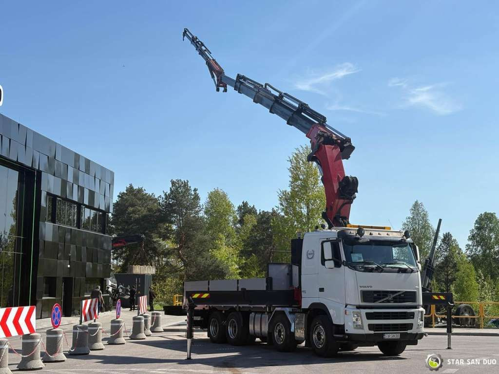 Volvo FH 520 8x4 HMF THOR K6 Fly Jib Euro 4 Winch - Camion grue: photos 2 Volvo FH 520 8x4 HMF THOR K6 Fly Jib Euro 4 Winch - Camion grue: photos 2