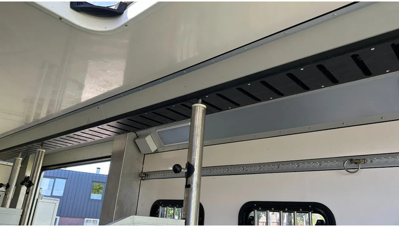 Camion chevaux MAN TGM 15.250 5 horses and living brand Krismar: photos 11