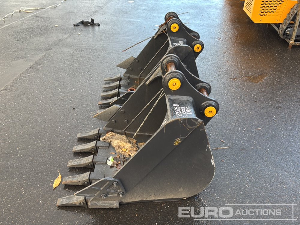 32", 32" Digging Bucket 45mm Pin to suit 4-6 Ton Excavator - Godet: photos 2 32", 32" Digging Bucket 45mm Pin to suit 4-6 Ton Excavator - Godet: photos 2