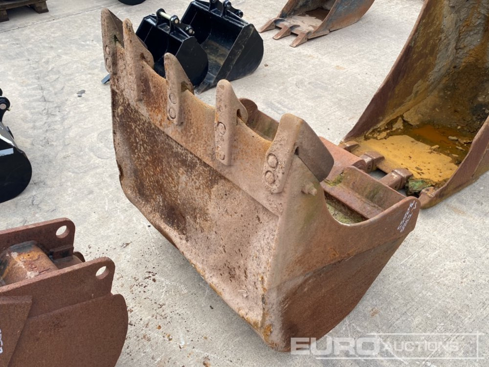 34" Digging Bucket 45mm Pin to suit 4-6 Ton Excavator - Godet: photos 1 34" Digging Bucket 45mm Pin to suit 4-6 Ton Excavator - Godet: photos 1