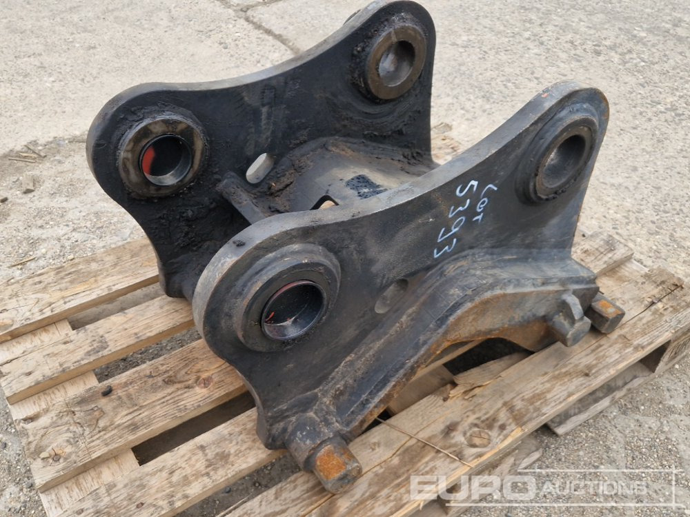 Hydraulic Quick Coupler CW30 to suit Komatsu PC210 - Godet: photos 1 Hydraulic Quick Coupler CW30 to suit Komatsu PC210 - Godet: photos 1