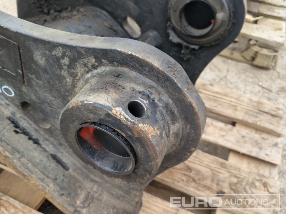 Hydraulic Quick Coupler CW30 to suit Komatsu PC210 - Godet: photos 5 Hydraulic Quick Coupler CW30 to suit Komatsu PC210 - Godet: photos 5