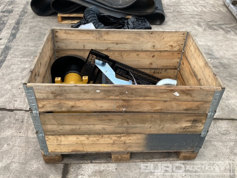 Pallet of Filter Housing, Pipe Work, Radiator to suit CAT (2 of) - Pièces de rechange pour Engins de chantier: photos 3 Pallet of Filter Housing, Pipe Work, Radiator to suit CAT (2 of) - Pièces de rechange pour Engins de chantier: photos 3