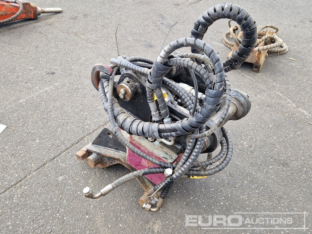 RT601 Hydraulic Roto Tilt Quick Hitch - Attache rapide: photos 2 RT601 Hydraulic Roto Tilt Quick Hitch - Attache rapide: photos 2