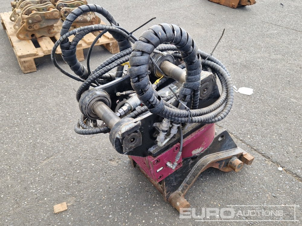 RT601 Hydraulic Roto Tilt Quick Hitch - Attache rapide: photos 3 RT601 Hydraulic Roto Tilt Quick Hitch - Attache rapide: photos 3