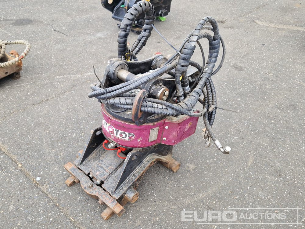 RT601 Hydraulic Roto Tilt Quick Hitch - Attache rapide: photos 1 RT601 Hydraulic Roto Tilt Quick Hitch - Attache rapide: photos 1