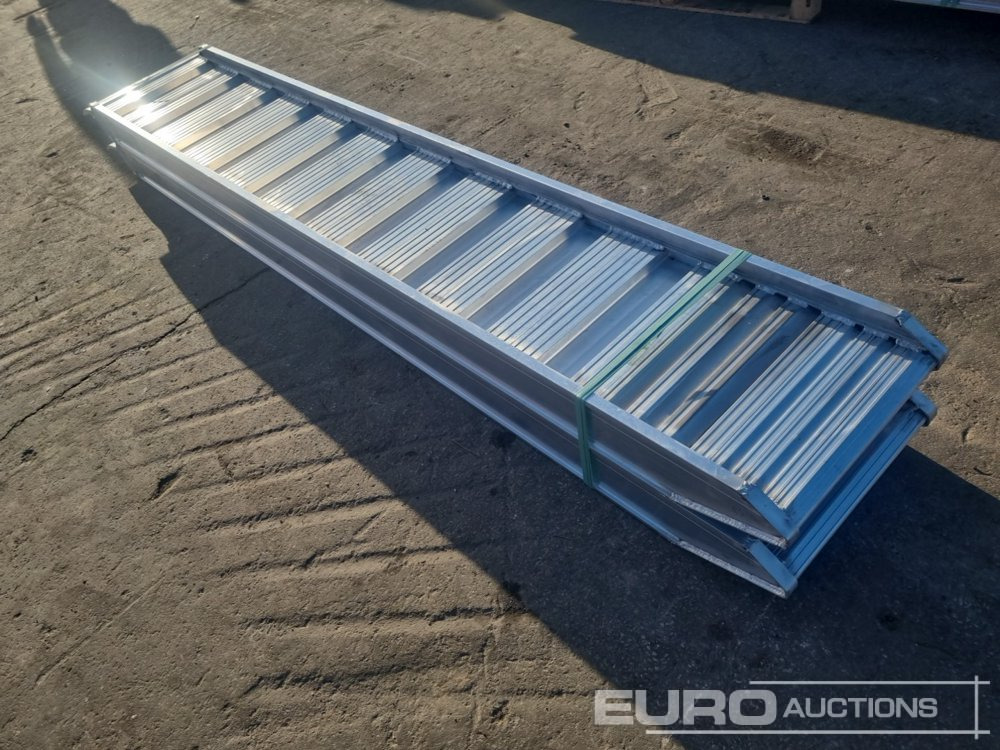 Unused 148.30L Aluminium Loading Rampes (2 of) 9000KG Capacity, 3000mm Length - Rampe de chargement: photos 4 Unused 148.30L Aluminium Loading Rampes (2 of) 9000KG Capacity, 3000mm Length - Rampe de chargement: photos 4