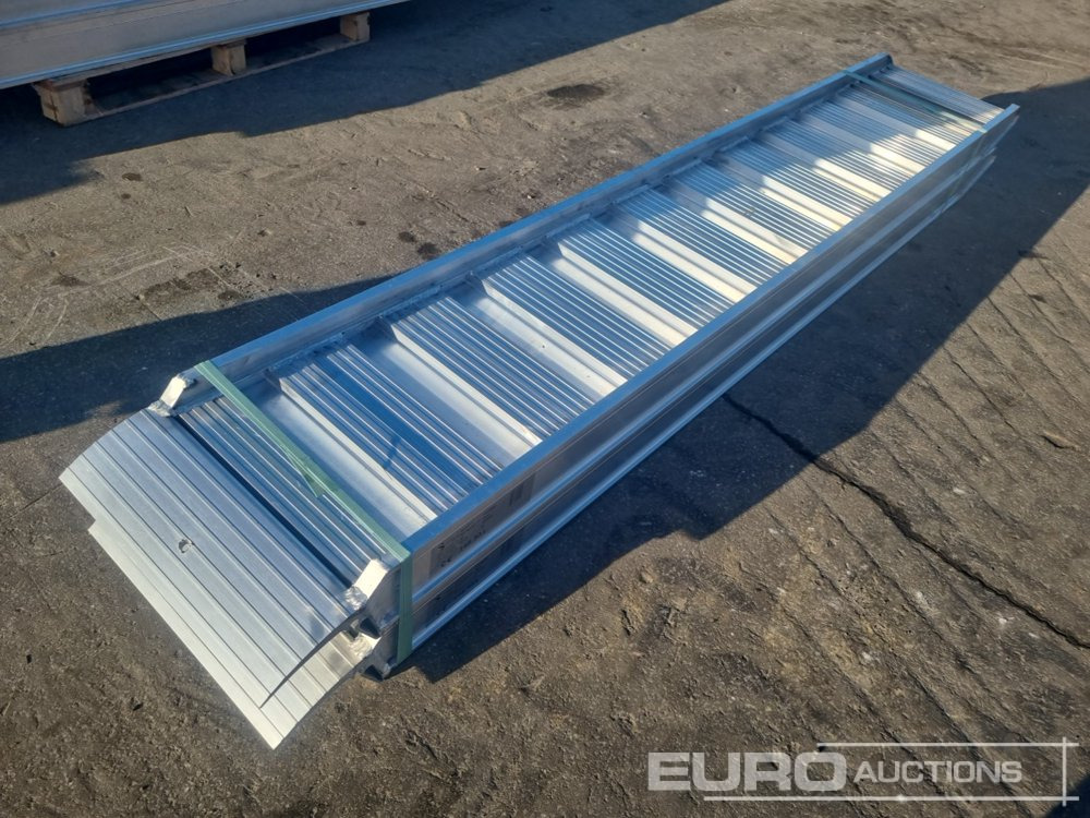 Unused 148.30L Aluminium Loading Rampes (2 of) 9000KG Capacity, 3000mm Length - Rampe de chargement: photos 3 Unused 148.30L Aluminium Loading Rampes (2 of) 9000KG Capacity, 3000mm Length - Rampe de chargement: photos 3